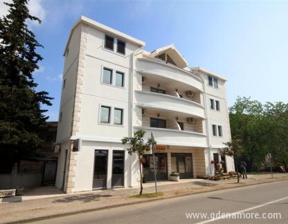 Apartmani, stanovi u Budvi i Blizikucama sa bazenom, private accommodation in city Budva, Montenegro - Budva apartmani